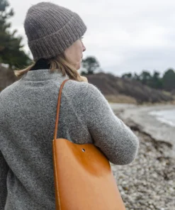 Skuldertaske i læder fra Ida Brink Leather: Anne - natur med klassisk hank - på stranden ved Helgenæs med Ida