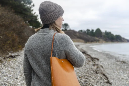 Skuldertaske i læder fra Ida Brink Leather: Anne - natur med klassisk hank - på stranden ved Helgenæs med Ida