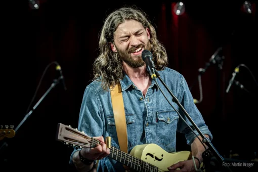 Guitarrem i læder: Jonas Fjelsted fra Baby Did A Bad Thing med en guitarrem fra Ida Brink Leather