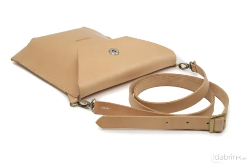 Crossbody-taske i læder: Anette - liggende - lukket