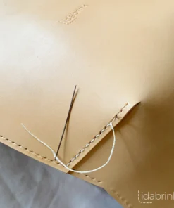 Crossbody-taske i læder: Anette - closeup af håndsyning