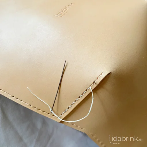 Crossbody-taske i læder: Anette - closeup af håndsyning