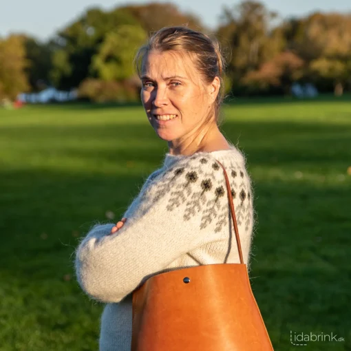 Skuldertaske i læder fra Ida Brink Leather: Anne med patina i natur og klassisk hank - med Ida i Mindeparken